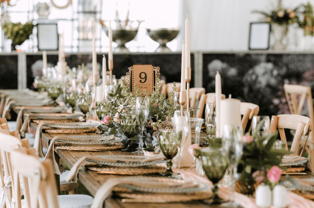 Allestimento dei tavoli per matrimonio a tema primavera!